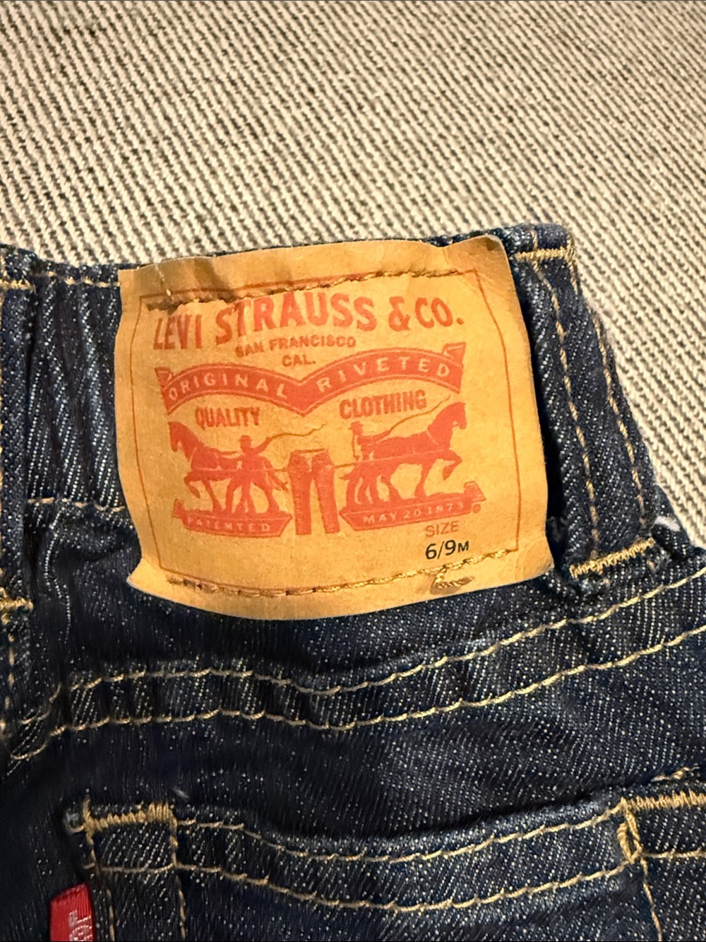 Levi's Kids Navy Blue Denim Jeans with Contrast Stitching - Picture 2 of 4